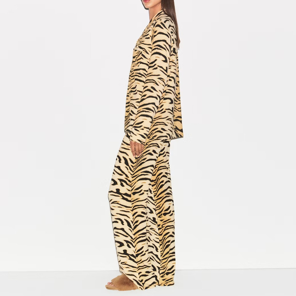 SKIMS SLEEP LONG SLEEVE BUTTON UP SET - Picture 7 of 10